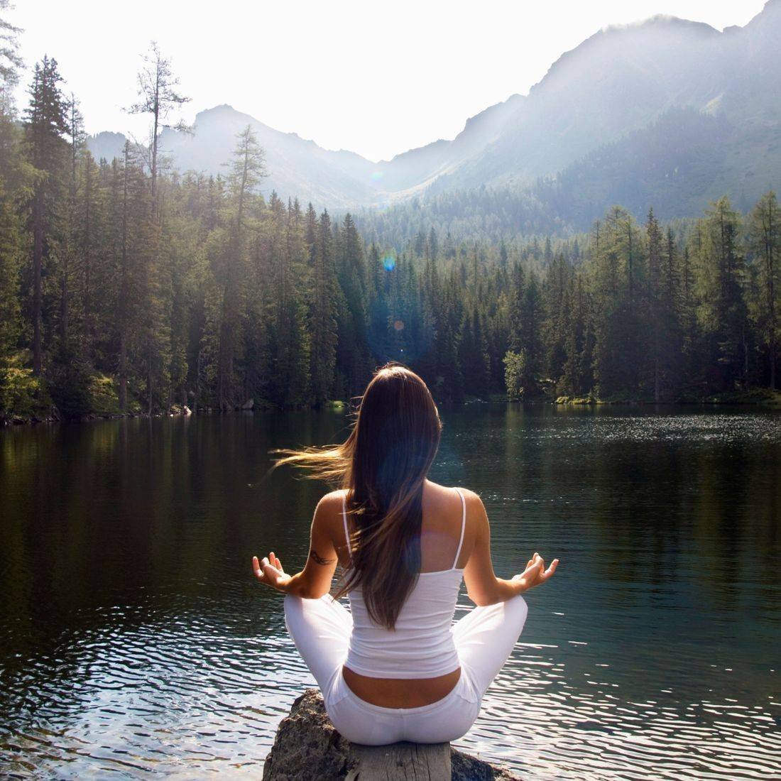 Девушка в гармонии с природой