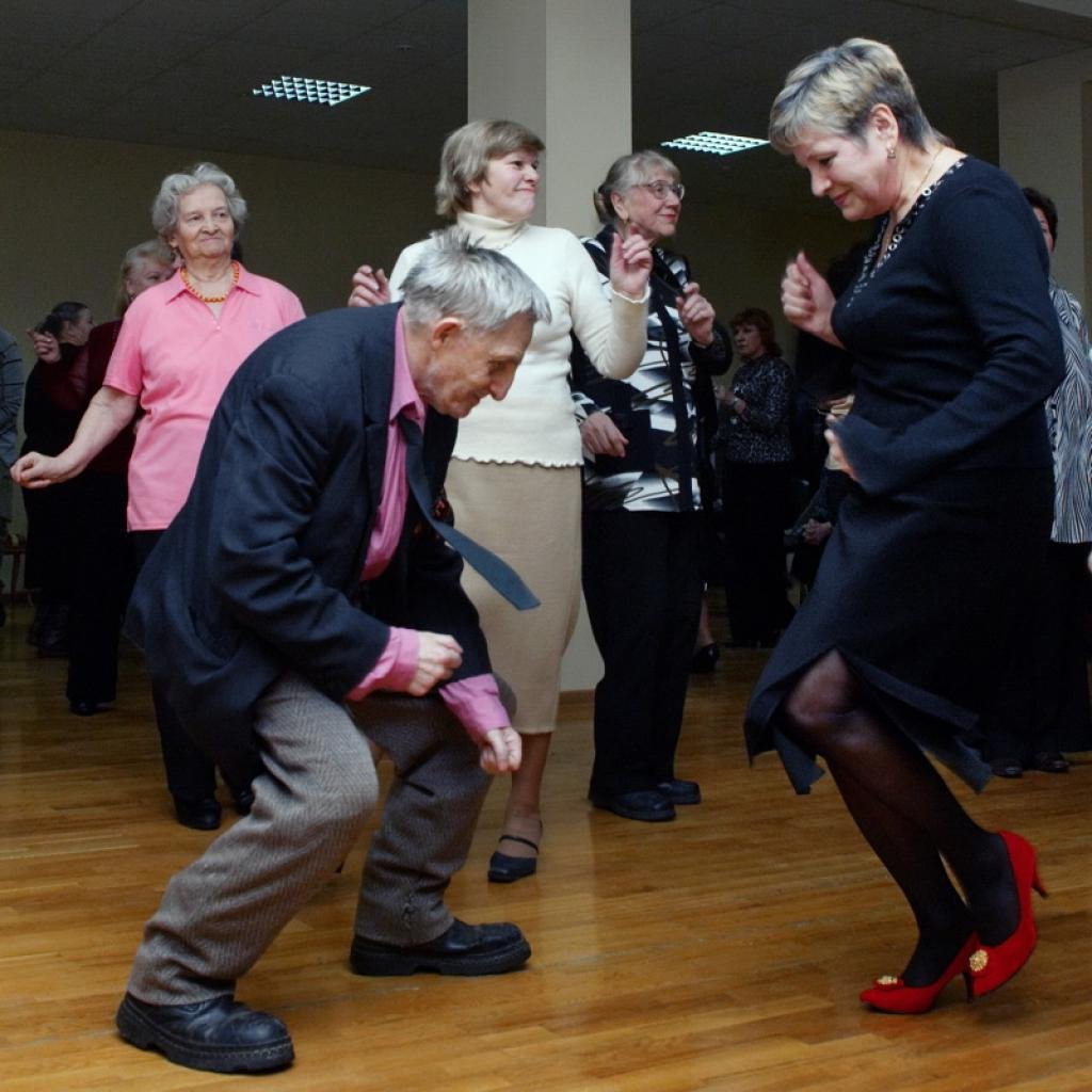 Старики на дискотеке