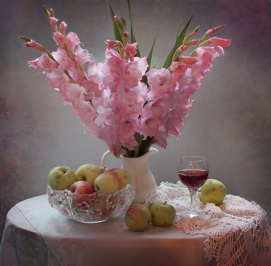 Букет гладиолусов в вазе