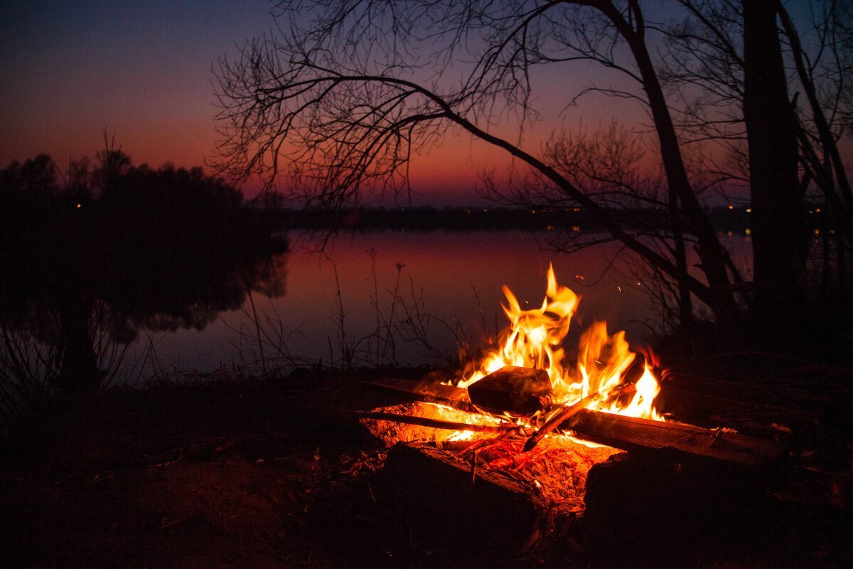 Костер на природе ночью