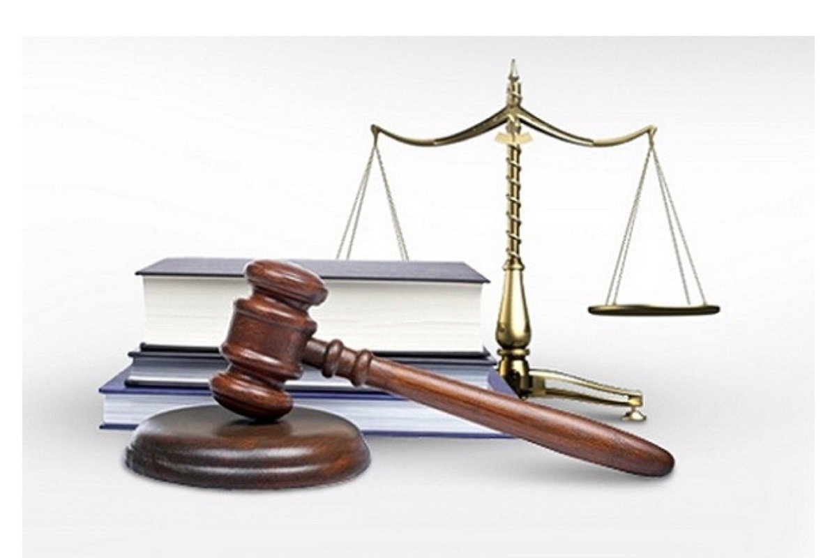 Суд на белом фоне