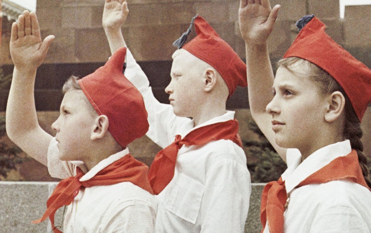 Пионеры у мавзолея