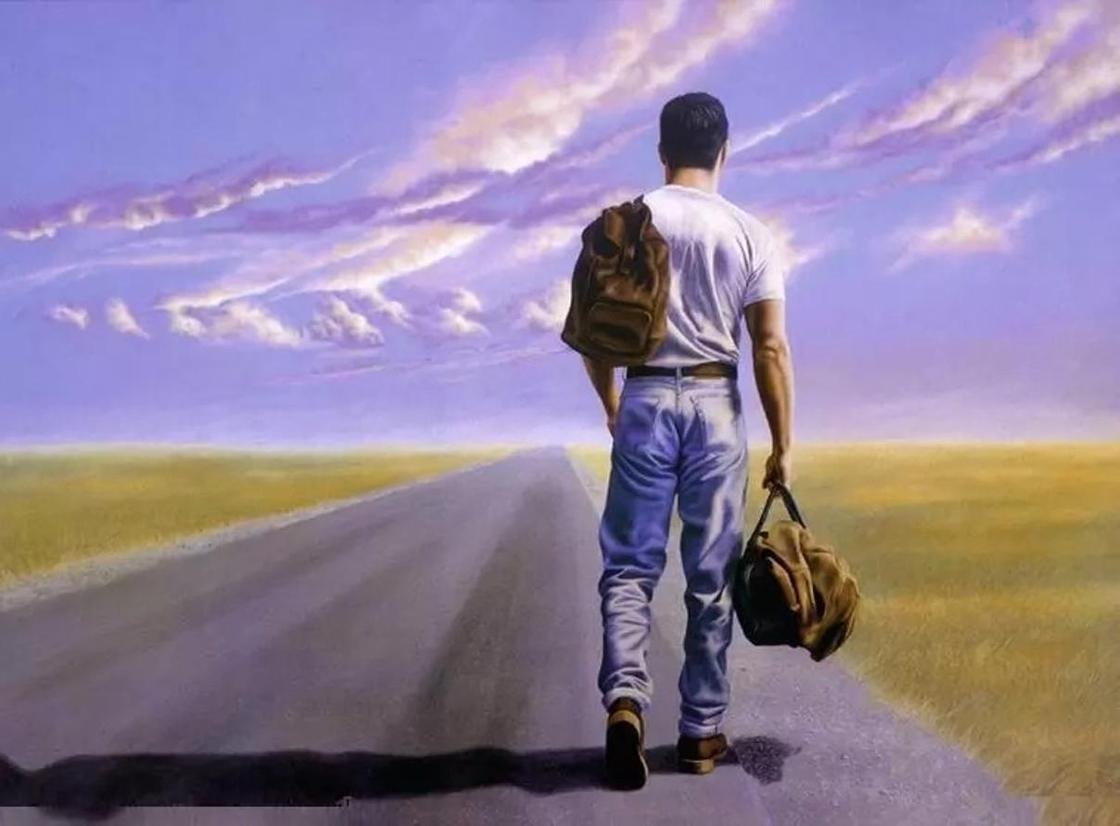 Мужчина идет по дороге