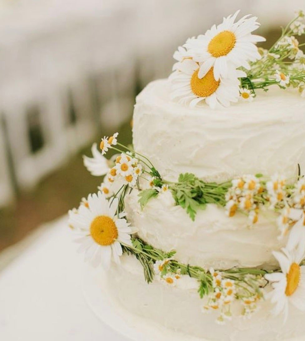 Букет цветов на фоне моря