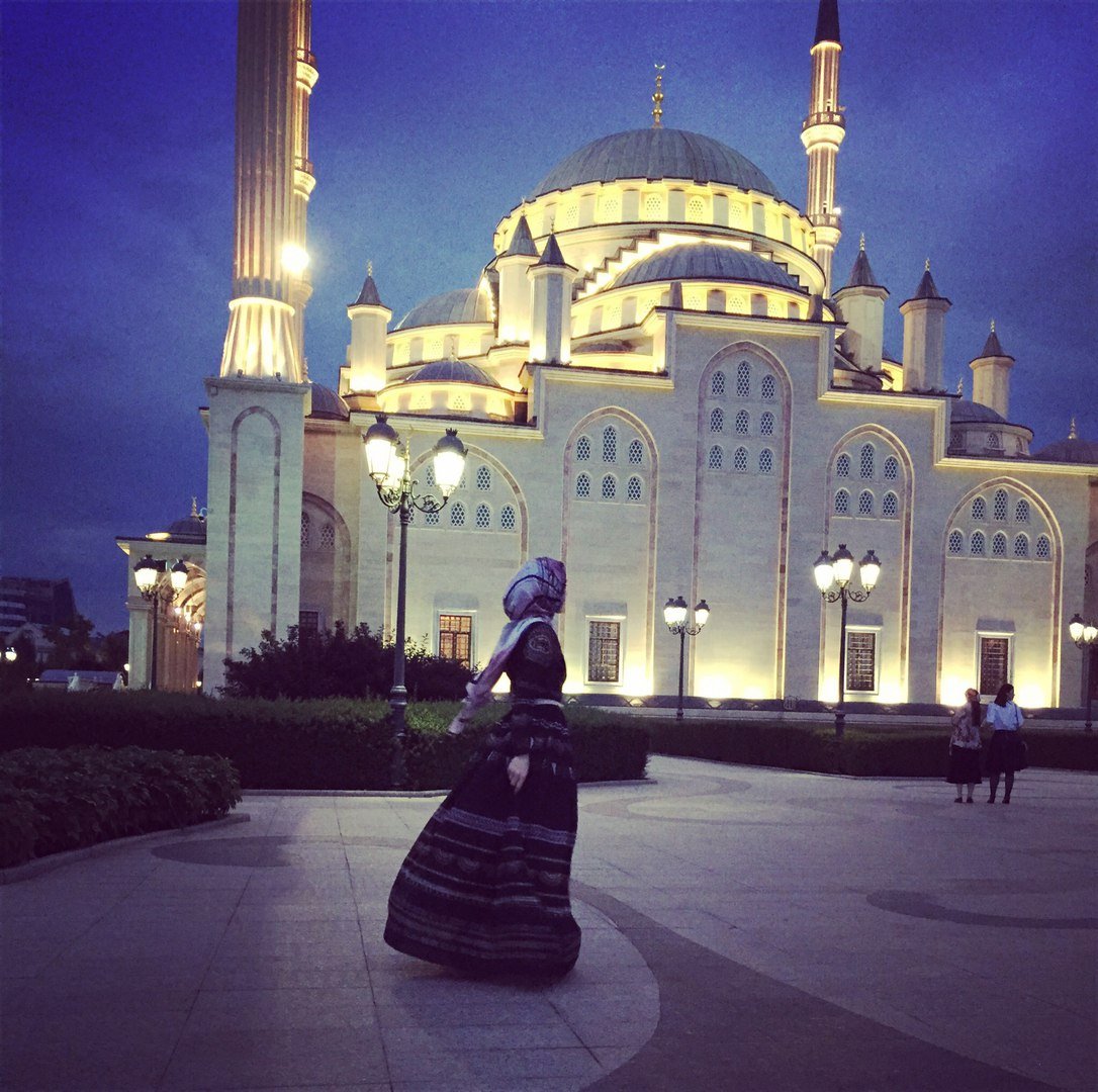 Мечеть в Грозном ночью