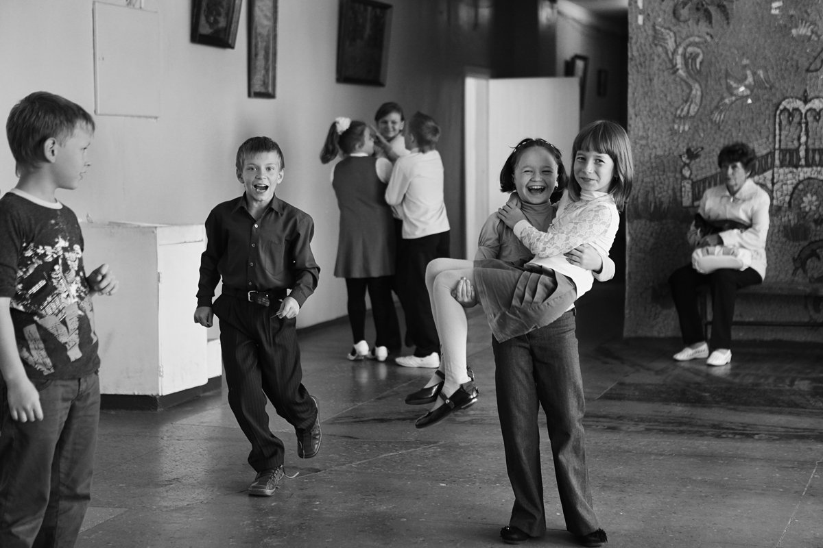 Ученик бежит в школу