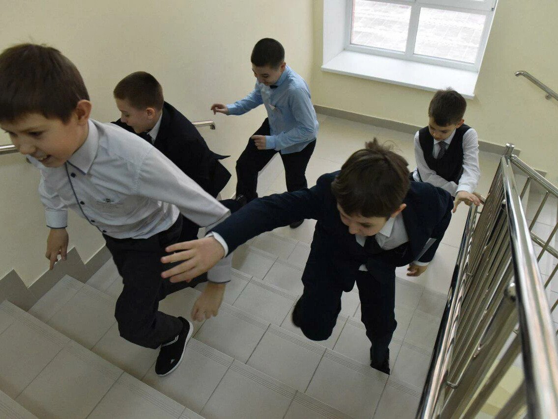 Много учеников в школе