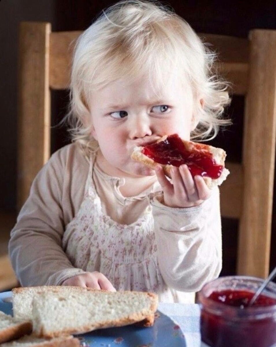 Маленькая девочка кушает