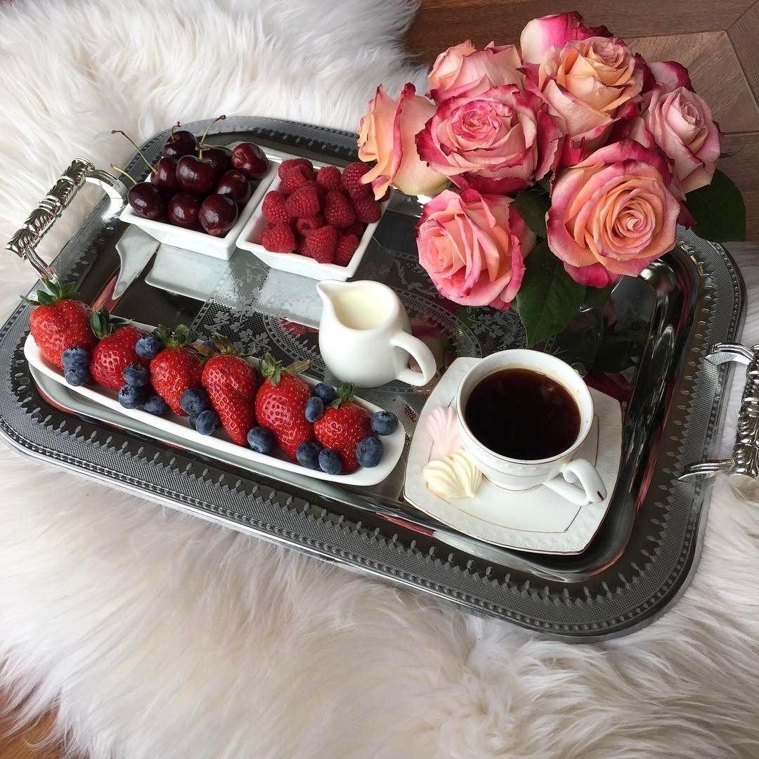 Завтрак в постель с цветами