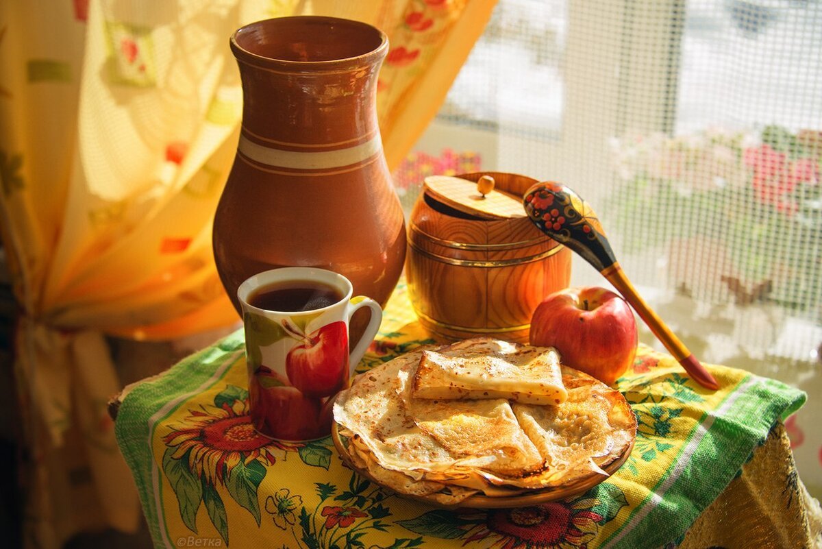 Чаепитие с блинами на Масленицу