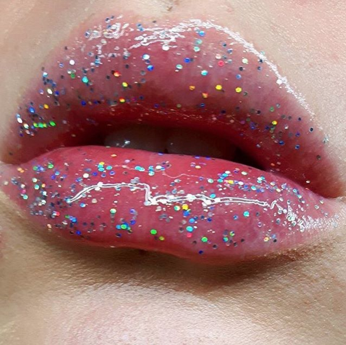 Губы накрашенные блеском