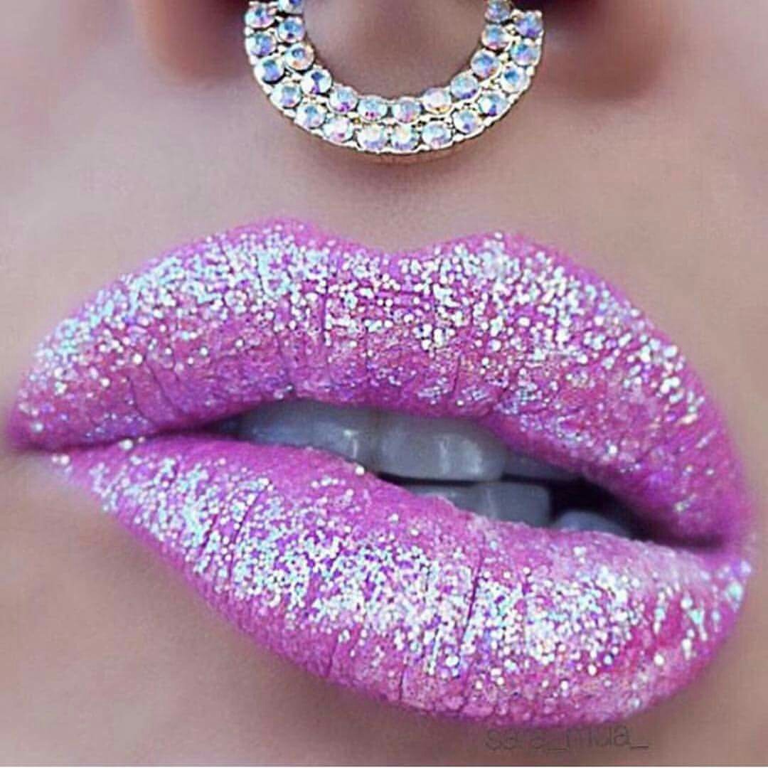 Розовая блестящая помада