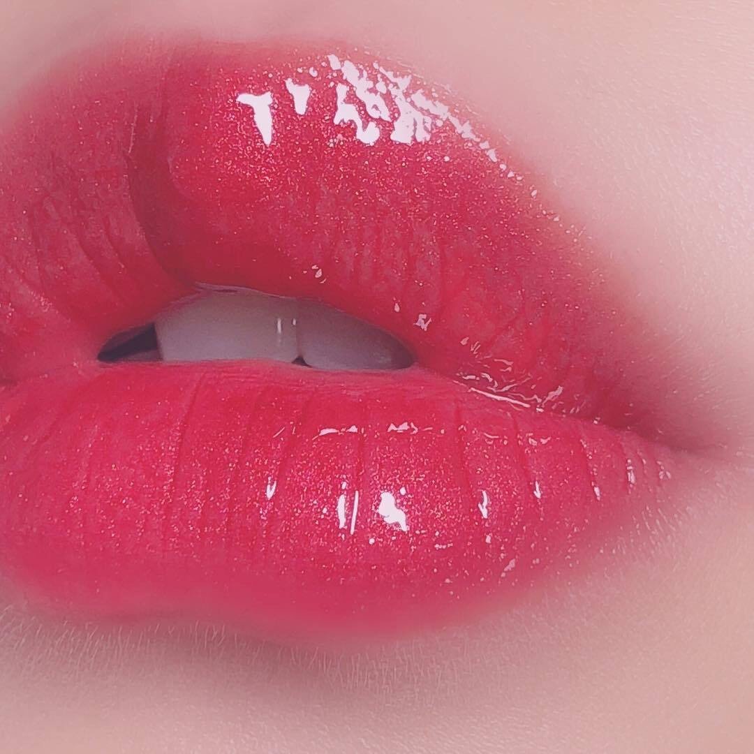 Красивые розовые губы