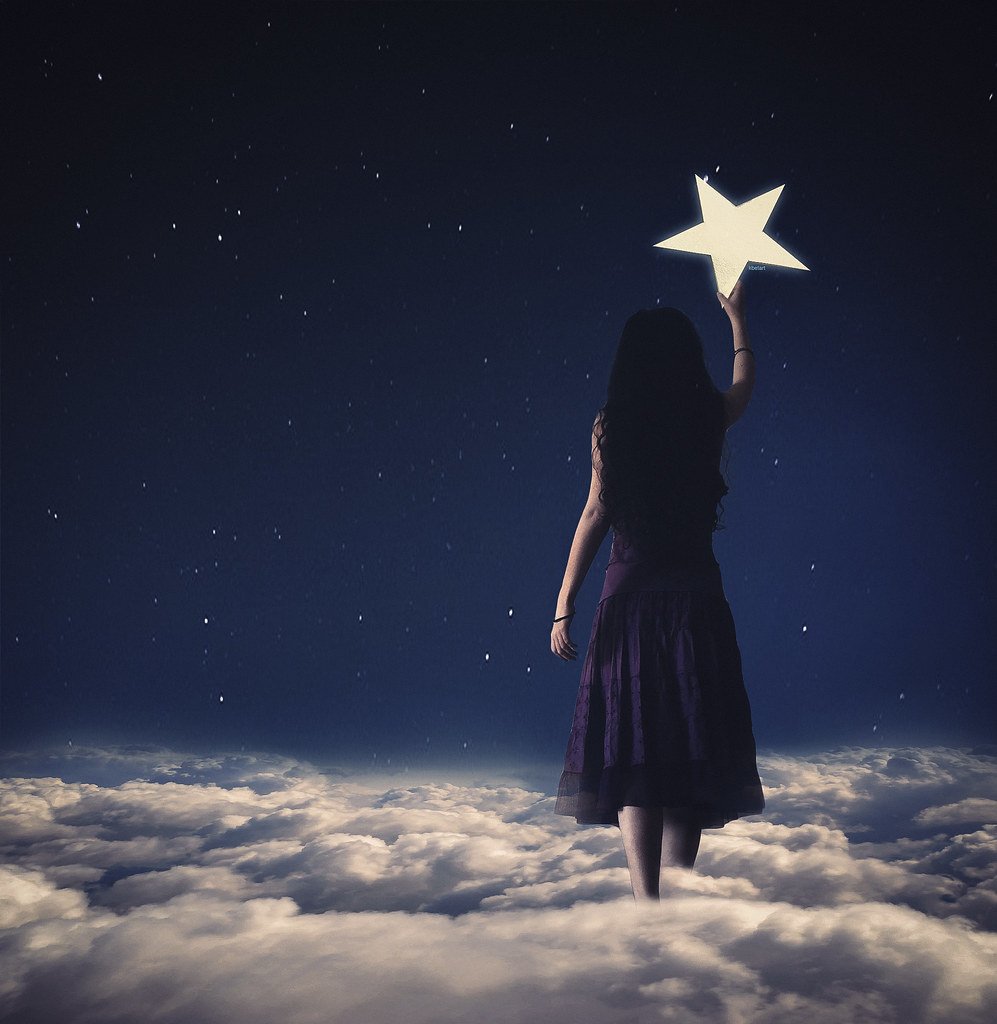 Девушка ловит звезду