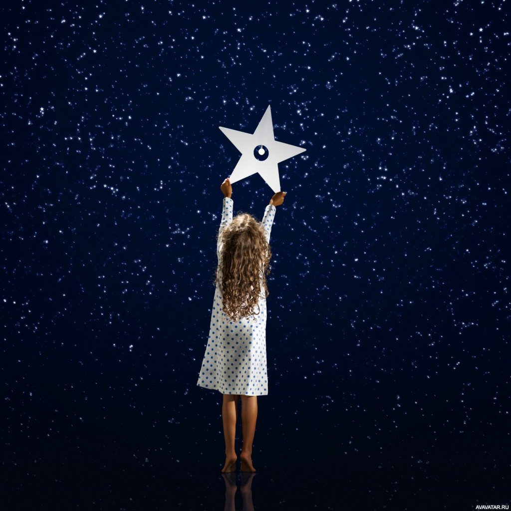 Девушка тянется к звездам