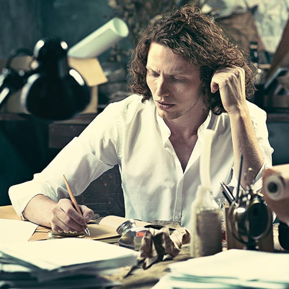 Писатель сидит за столом