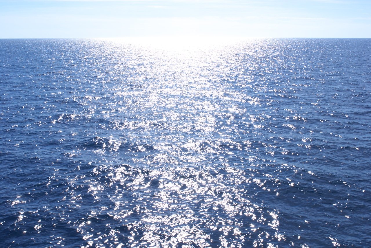 Поверхность воды тихого океана