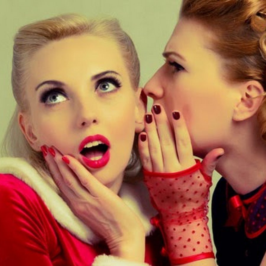 Человек рассказывает тайну