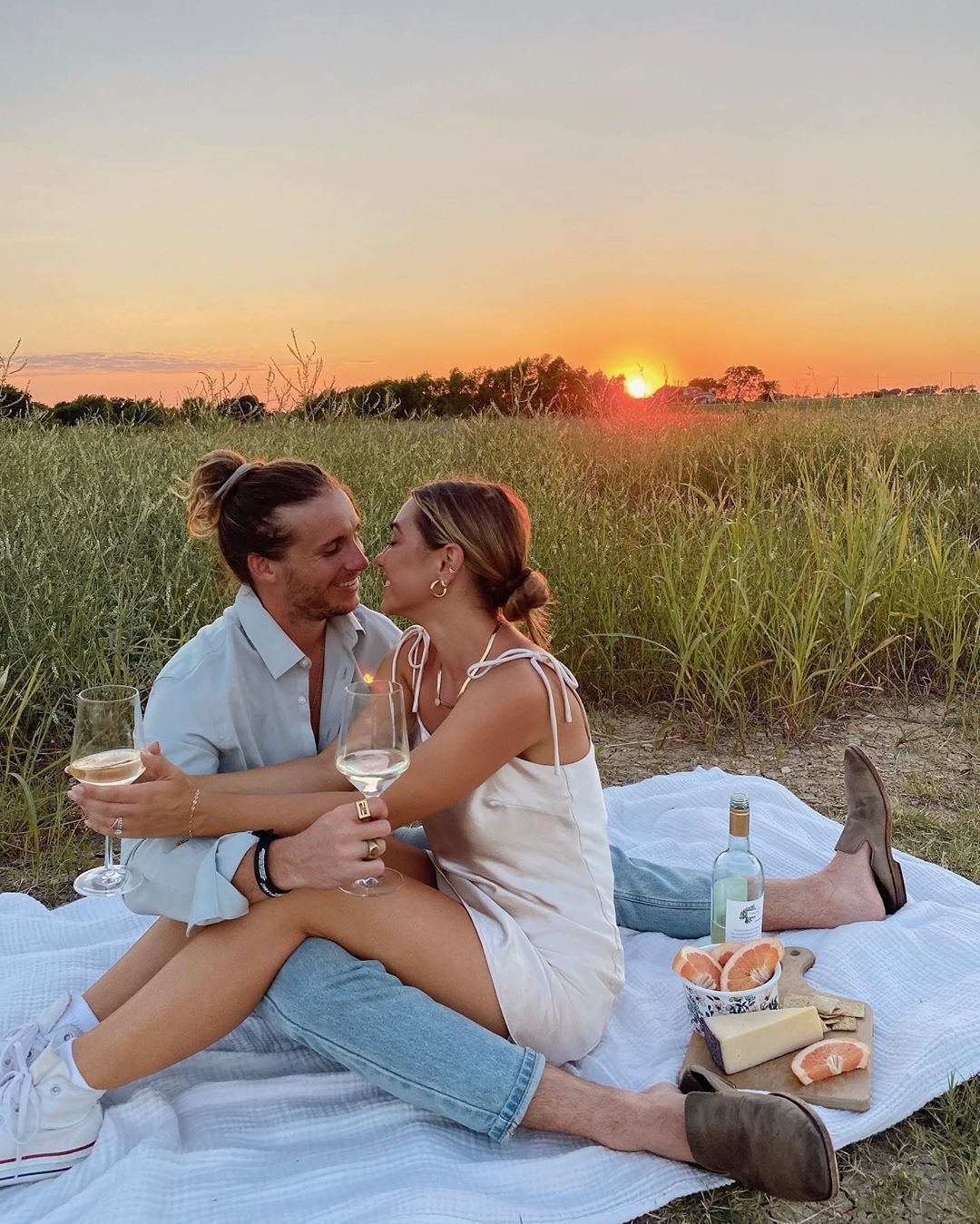 Романтический пикник для двоих на природе