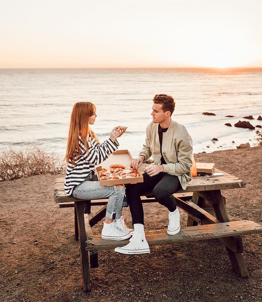 Фотосессия с пиццей на природе