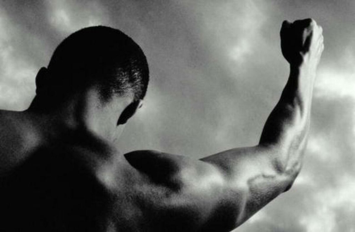 Сильный мужчина сзади