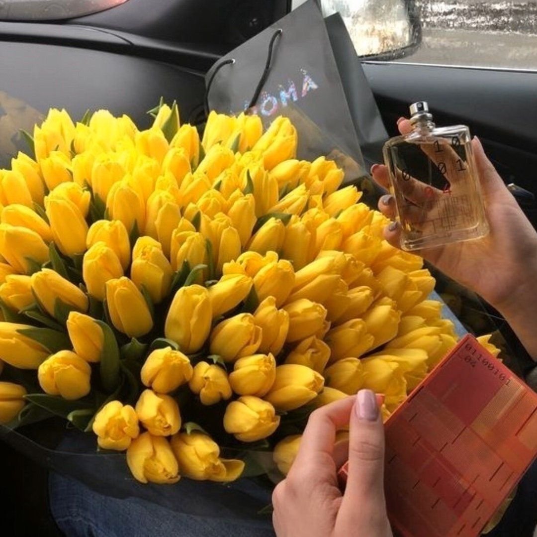 Огромная охапка тюльпанов