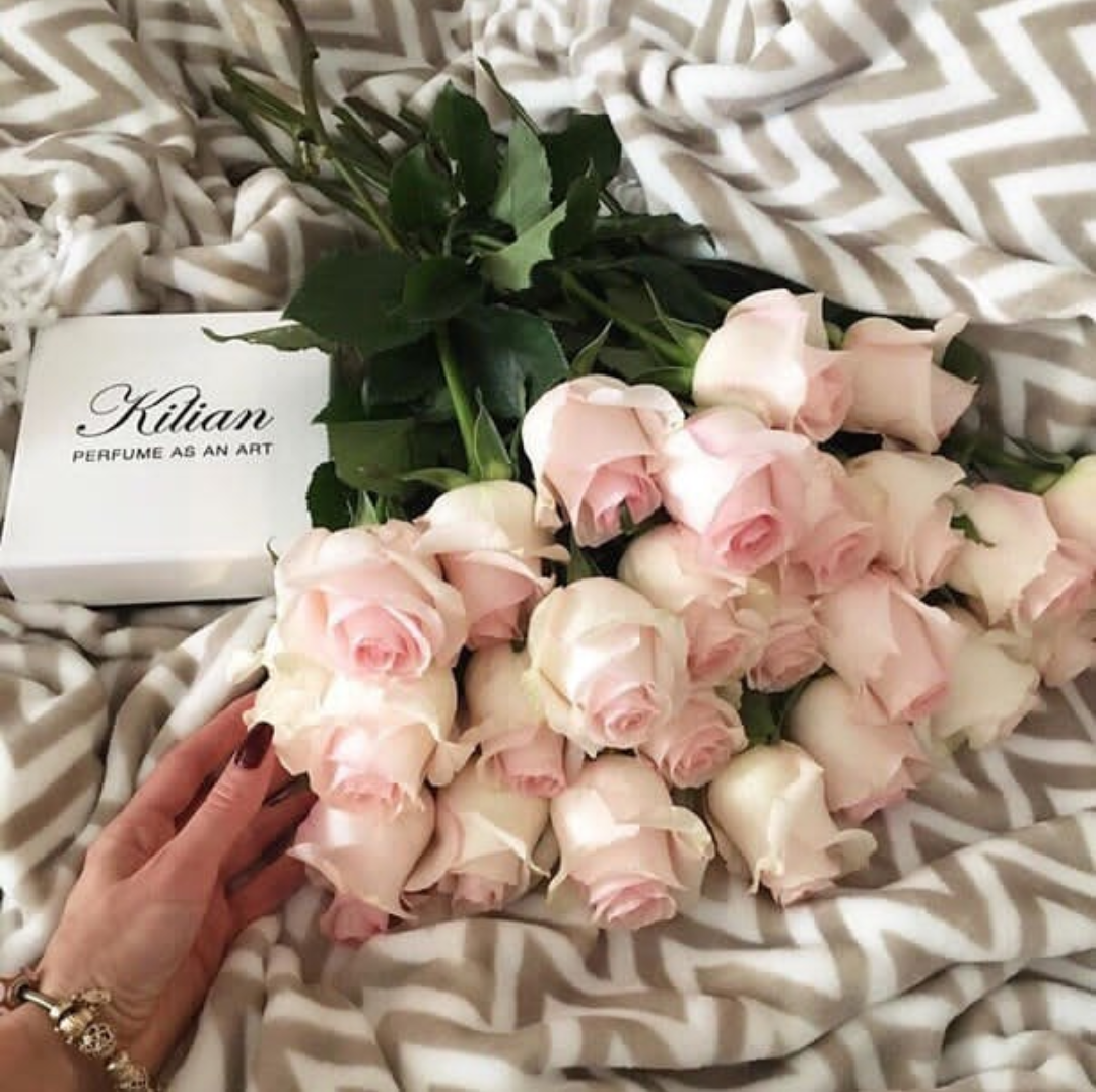 Букет белых роз на кровати