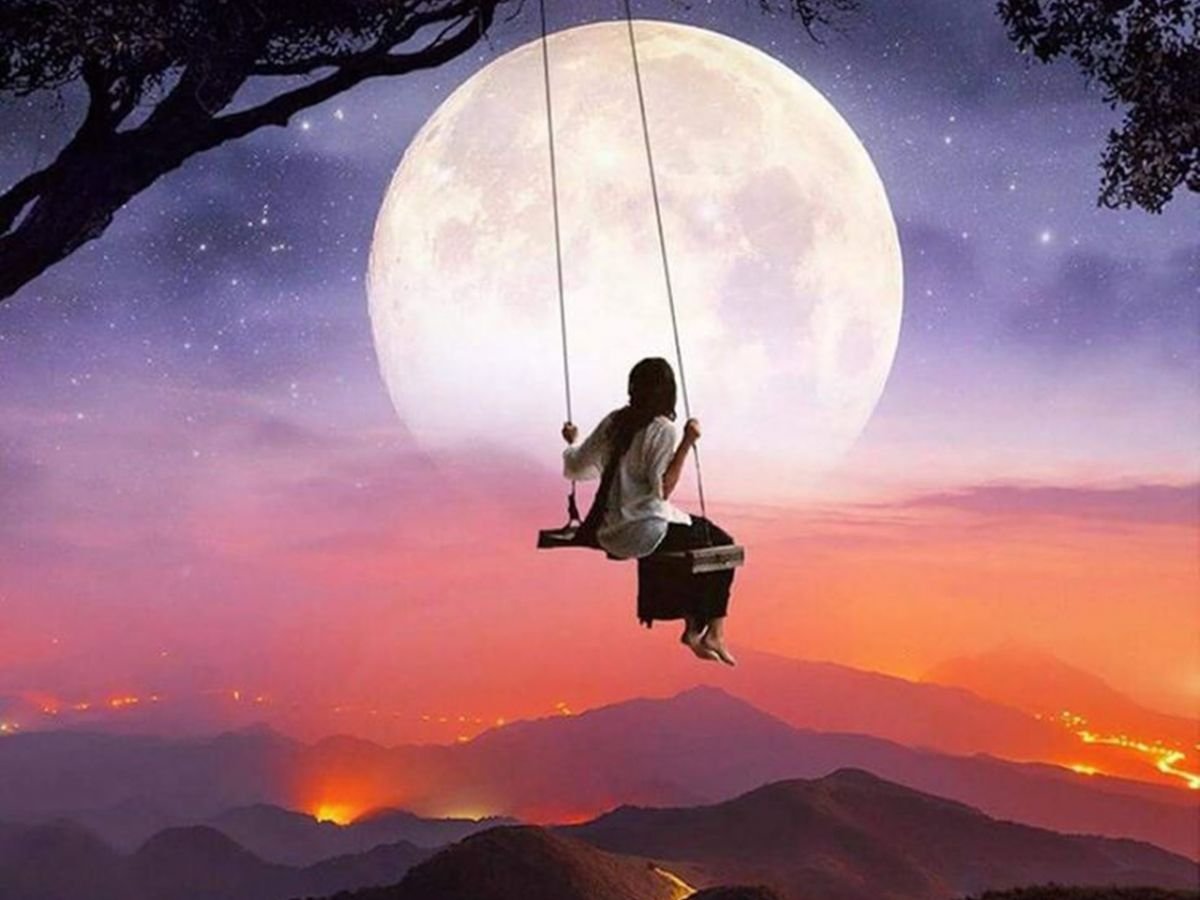 На качелях под луной