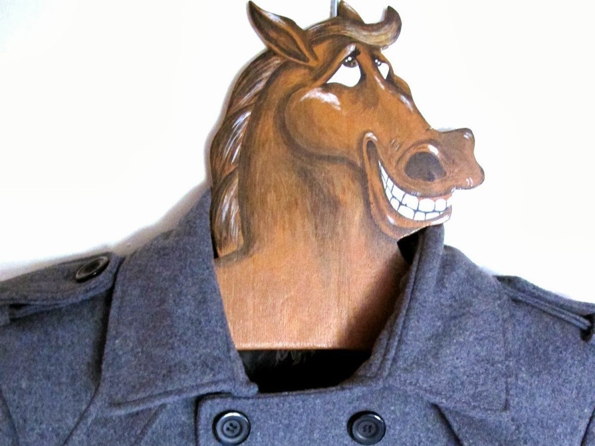 Открытка конь в пальто