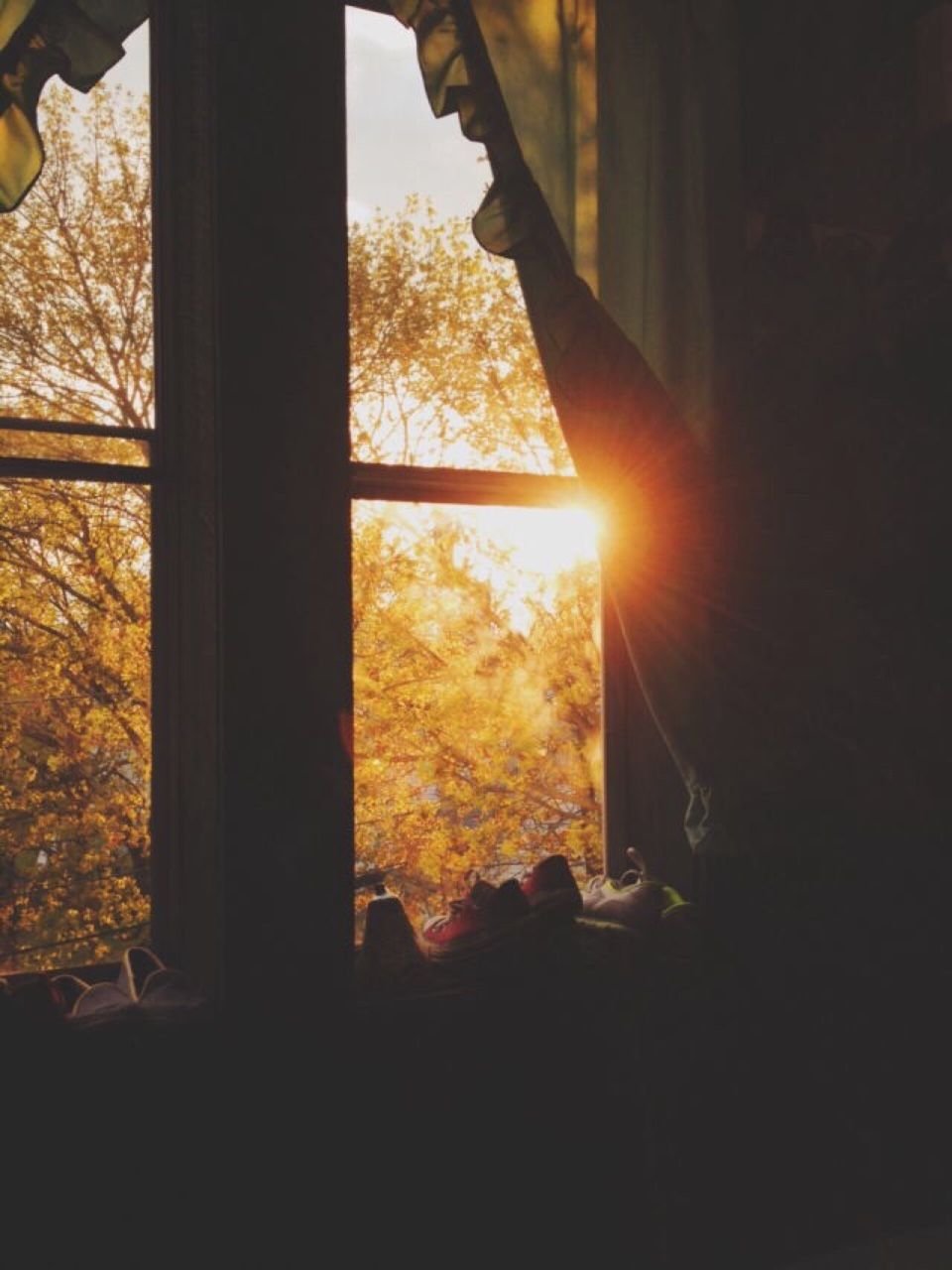 Лучи солнца через окно