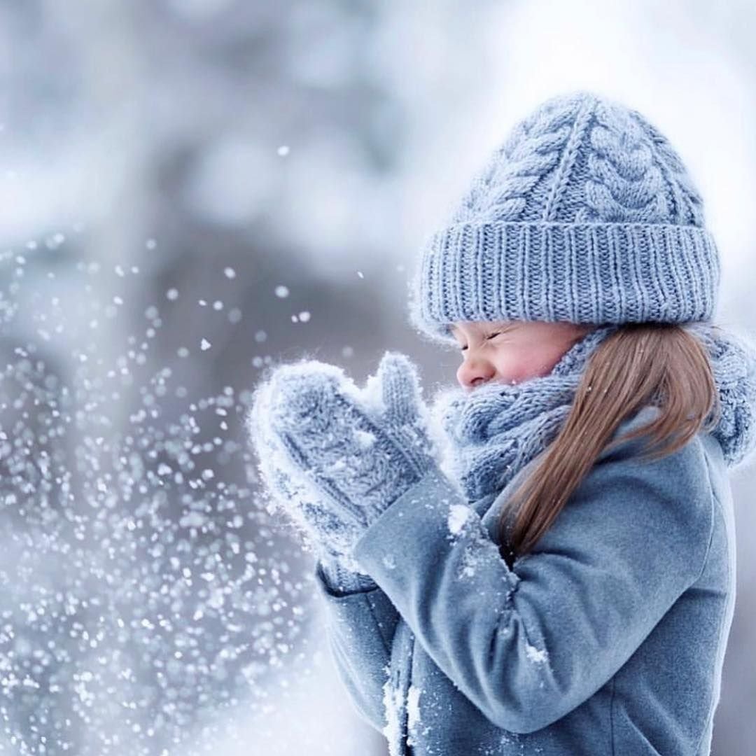 Ребенок в варежках