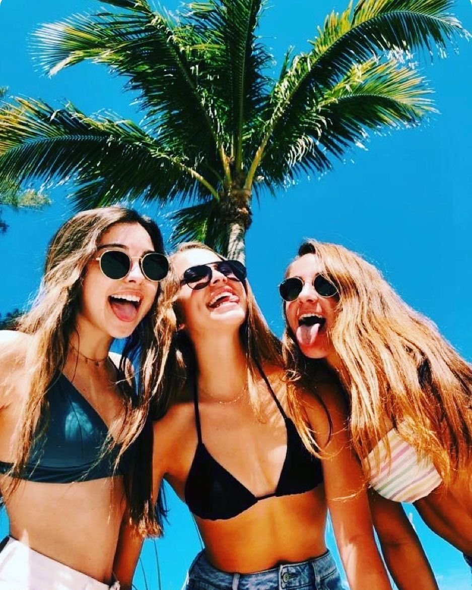 Подруги на море