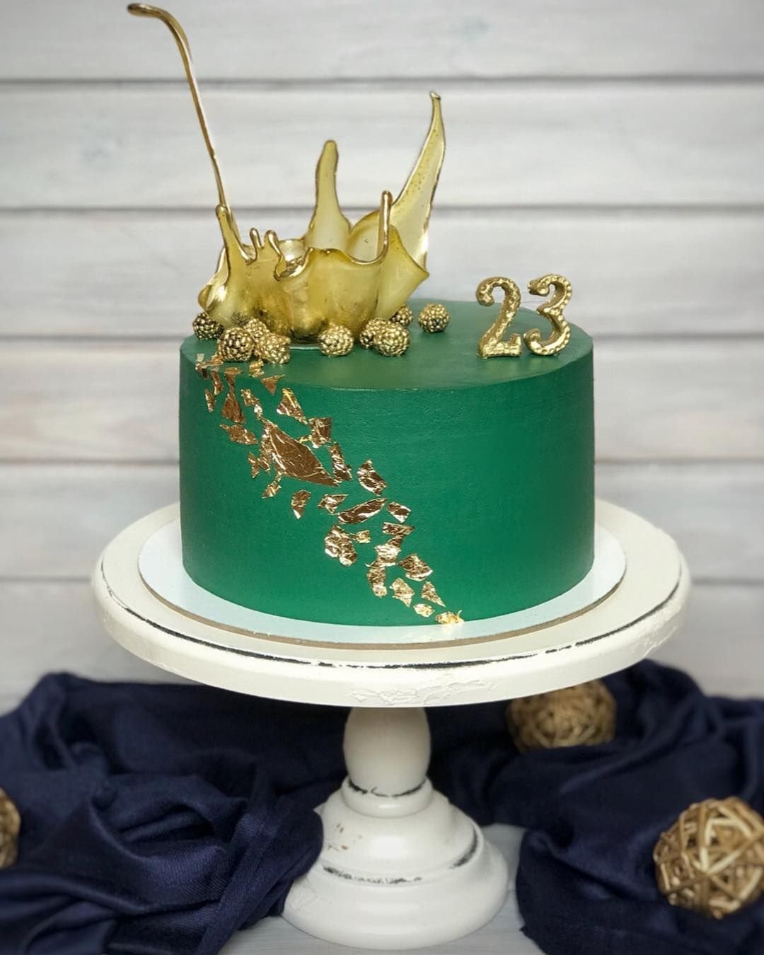 Торт с лебедями свадебный одноярусный