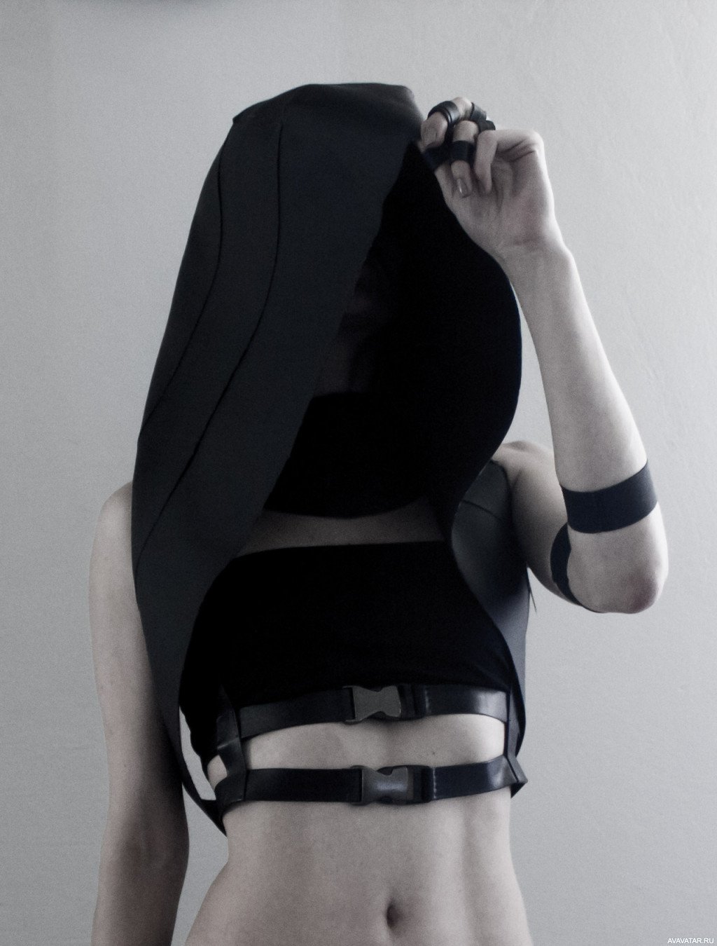 Девушка в капюшоне без лица