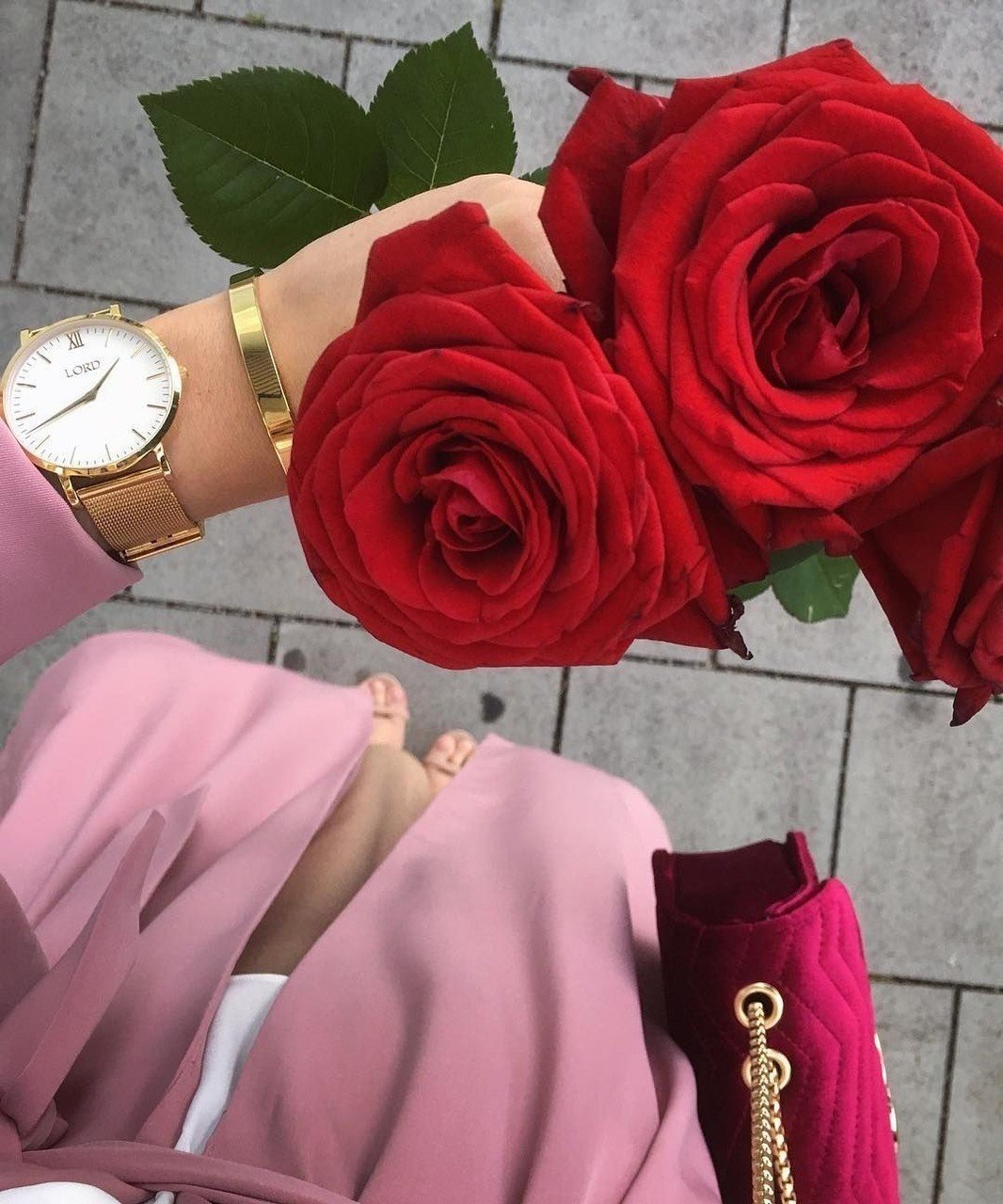 Мусульманка с цветами в руках