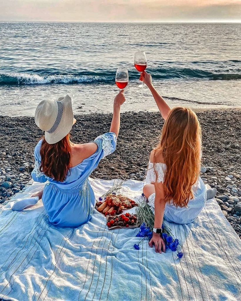 Девочки отдыхают на море