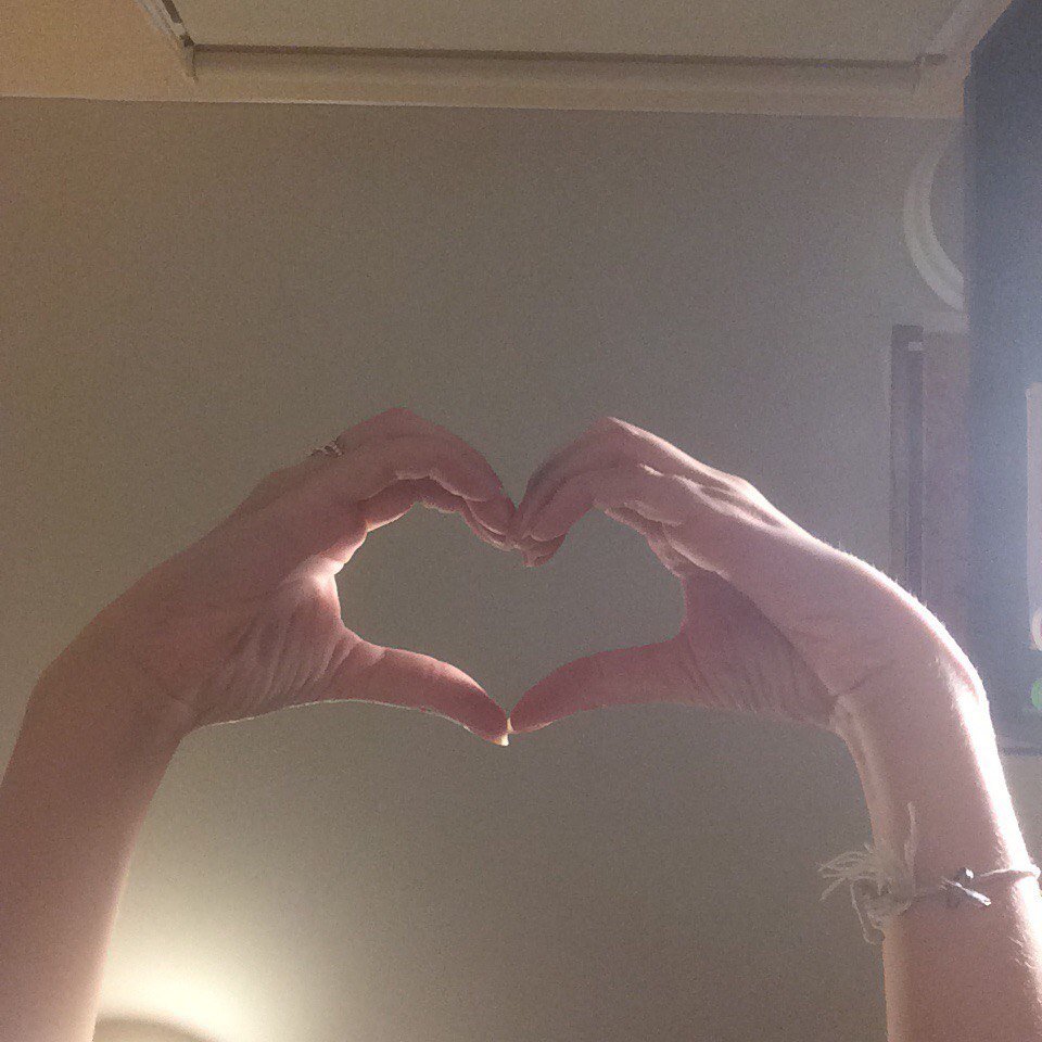 Сердечко из пальцев