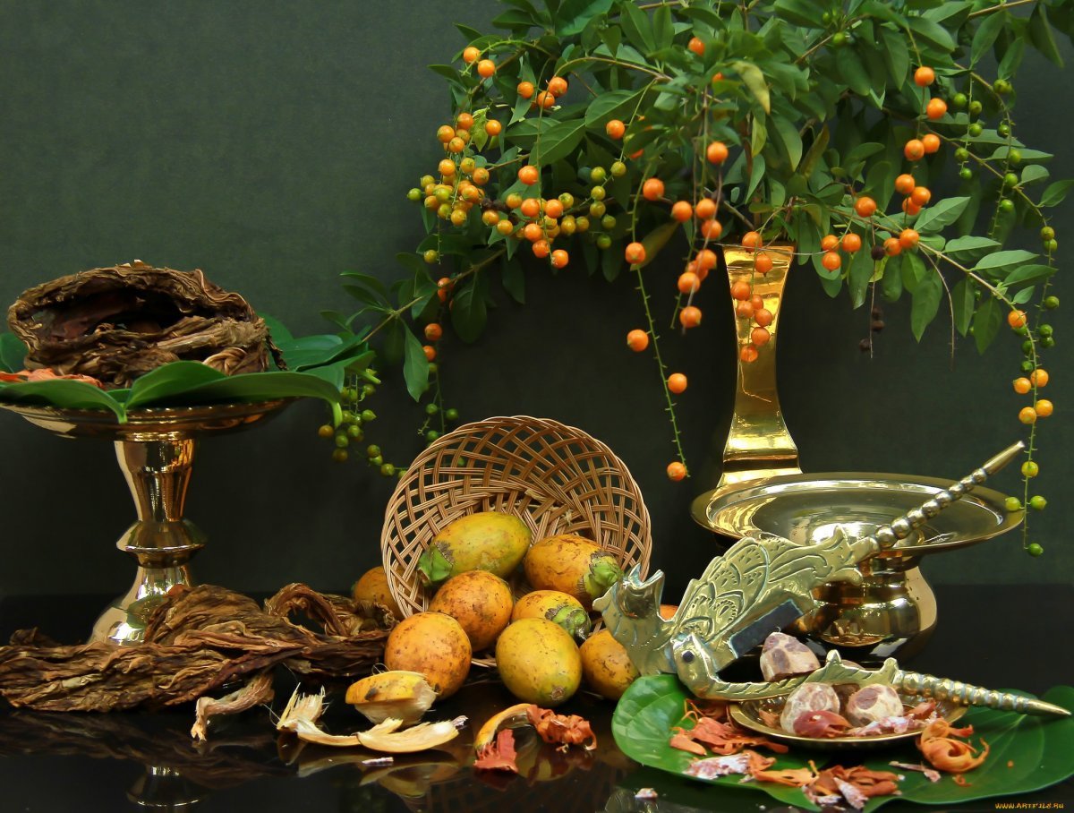 Фрукты в вазе на столе