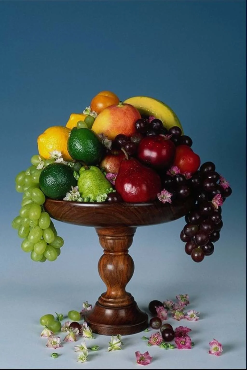 Стеклянная ваза с фруктами