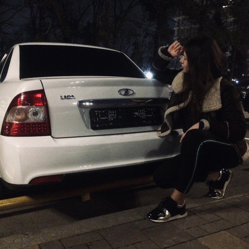 Белая Приора и девушка