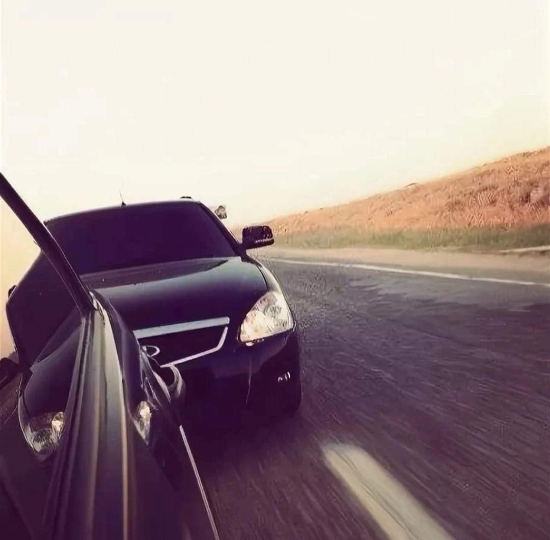 Парень с машиной на закате