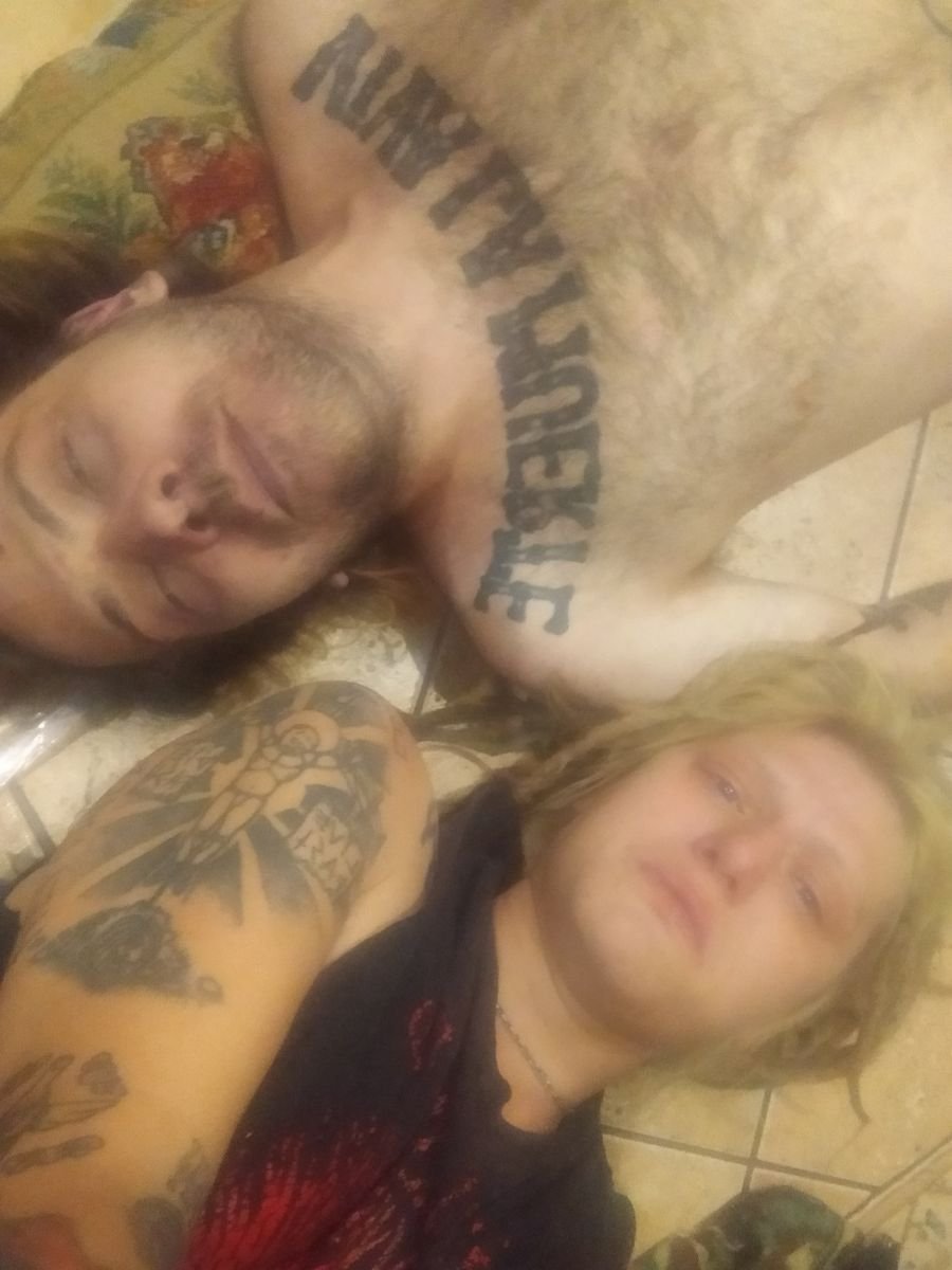 Подглядывает через забор