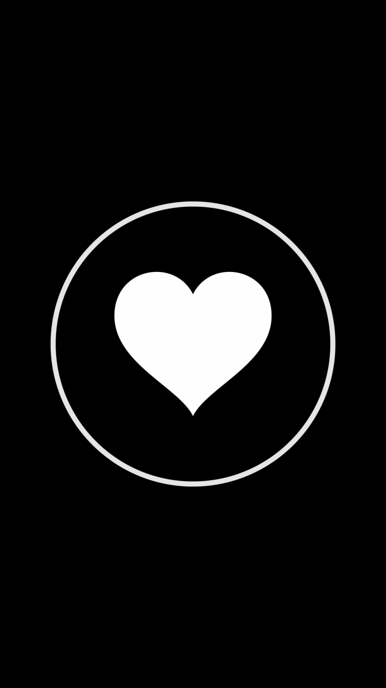 Белое сердечко на черном фоне