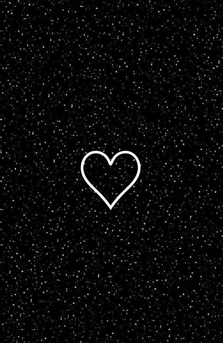 Черное сердце на черном фоне