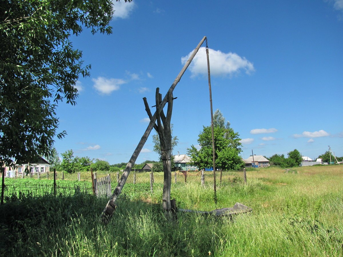 Деревенский колодец с журавлем