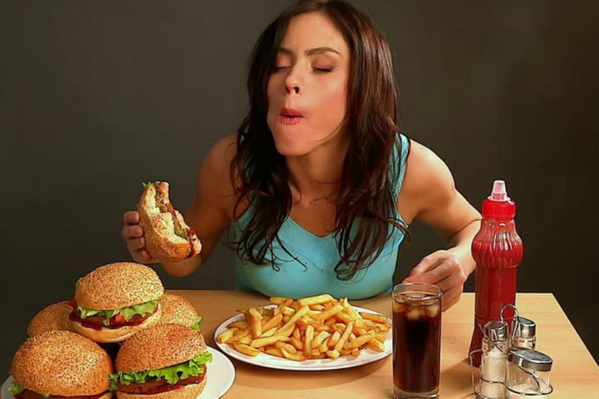 Девушка с пиццей