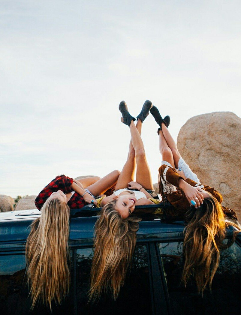 Подруги веселятся