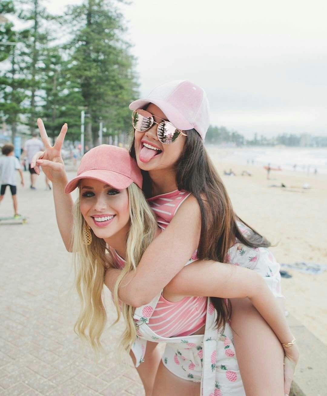 Подруги дурачатся