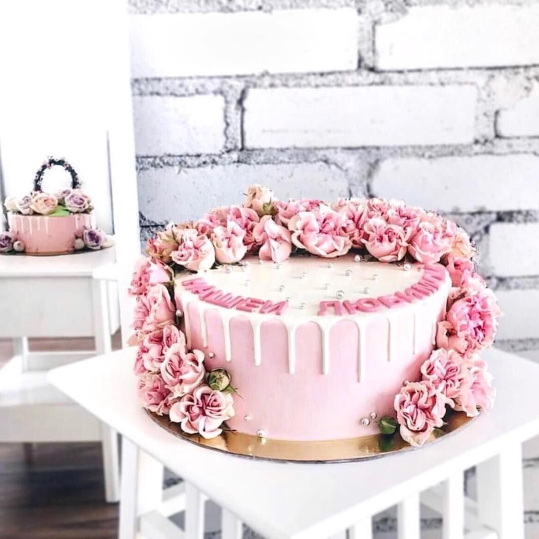 Торт с надписью Happy Birthday