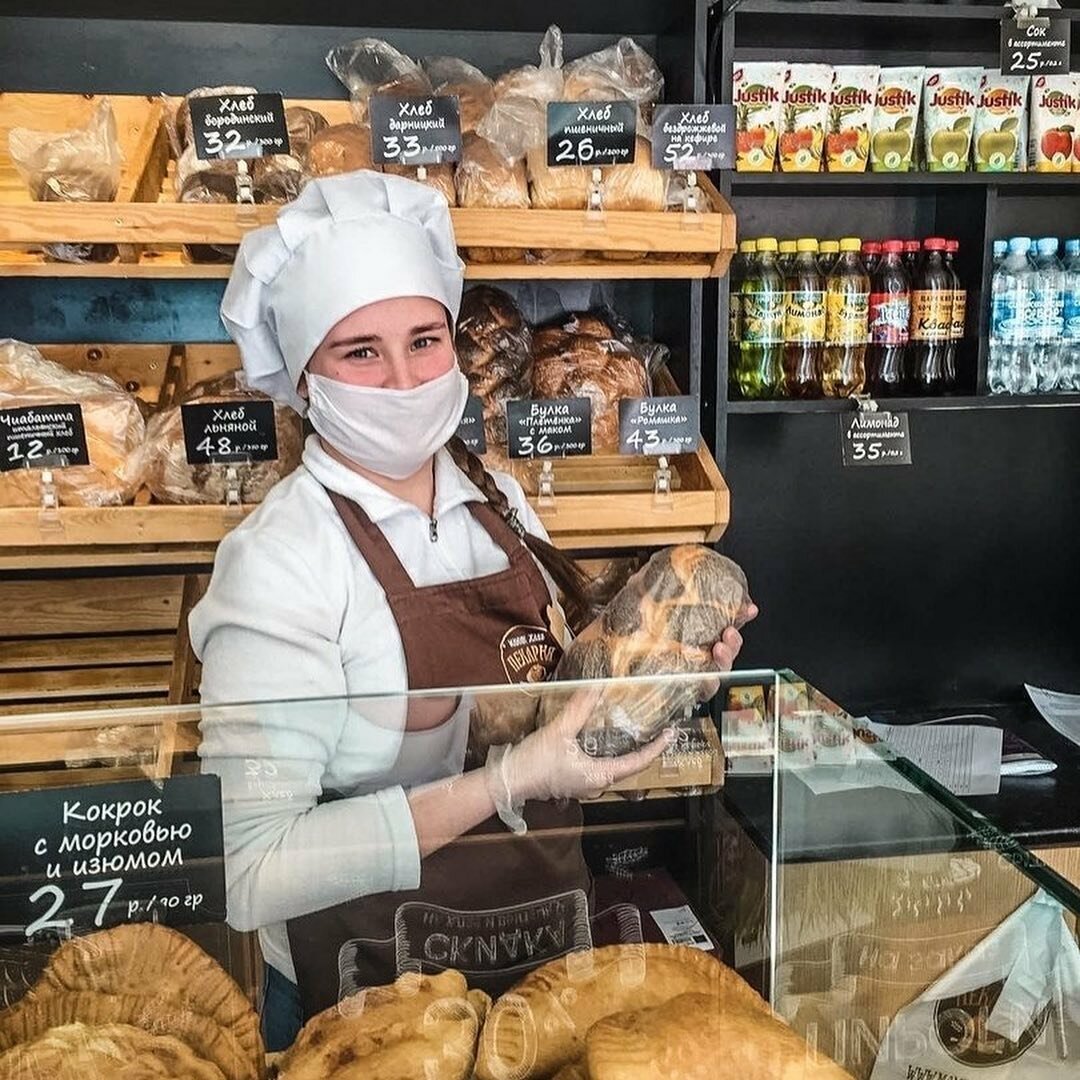 Повар с хлебом